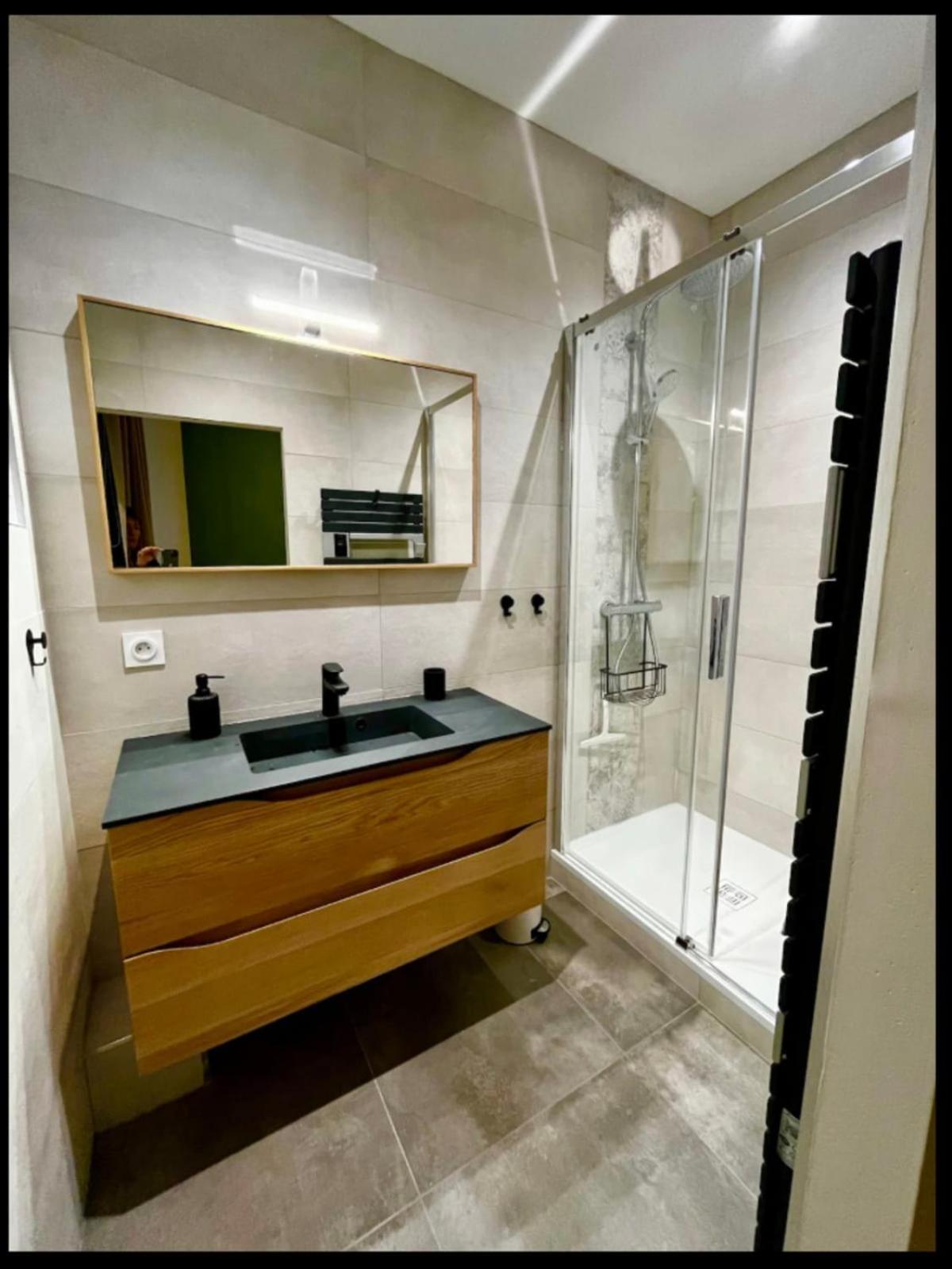 Spacious In The Heart Of !!! Apartment *