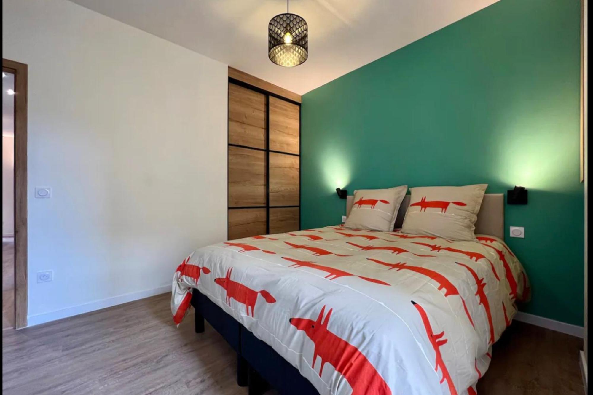 Apartment Spacious In The Heart Of !!! *