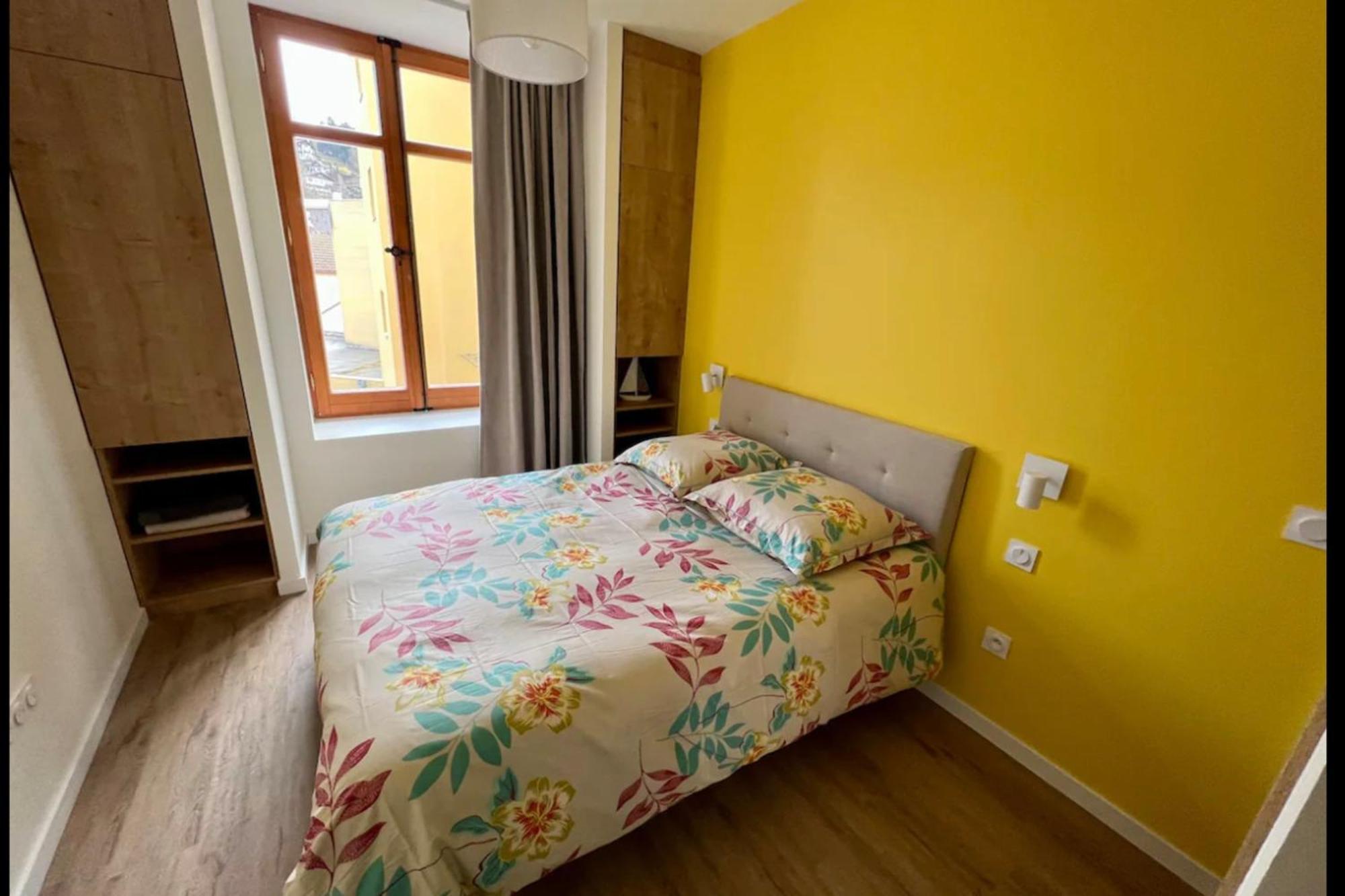 Spacious In The Heart Of !!! Apartment