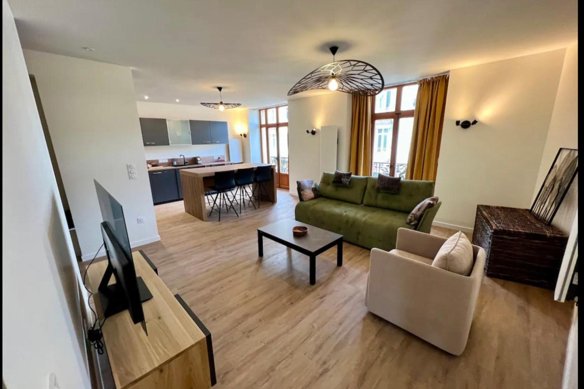 Spacious In The Heart Of !!! Apartment