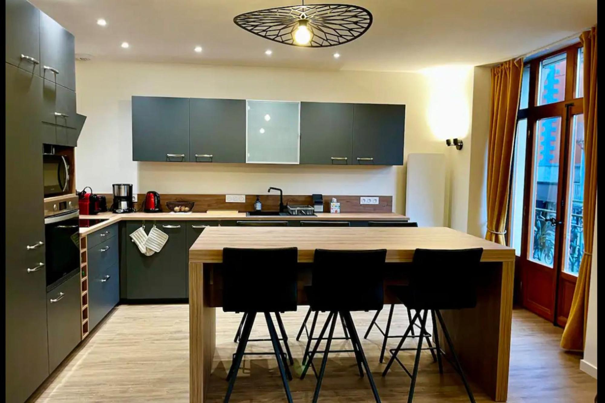 Apartment Spacious In The Heart Of !!! *