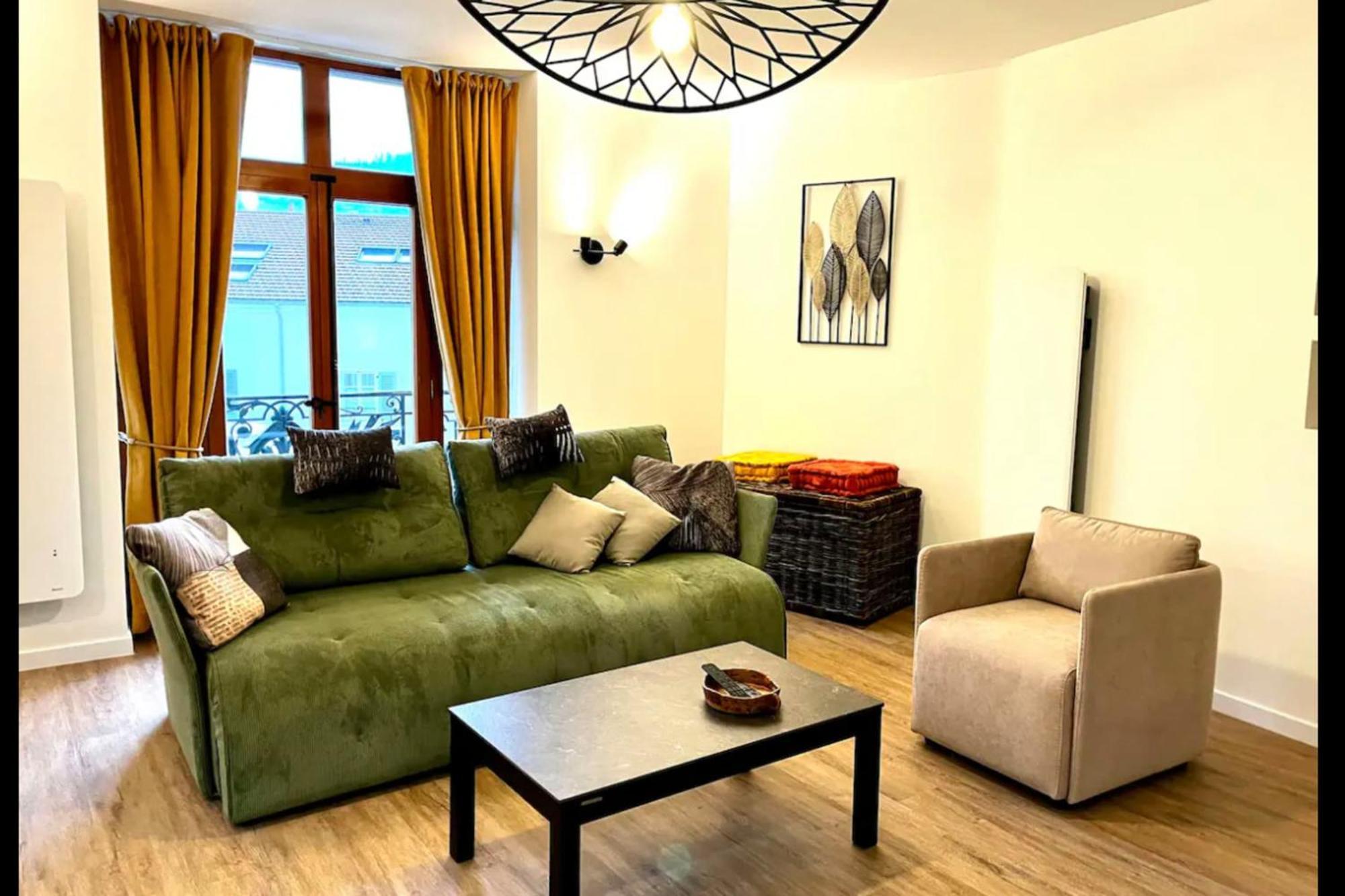 Apartment Spacious In The Heart Of !!! *
